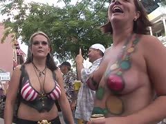 Bodypainting-Babes feiern Karneval
