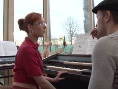 Klavierlehrer vernascht seine Schülerin