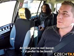 Taxifahrer bumst ein brünettes Mädel im Wagen