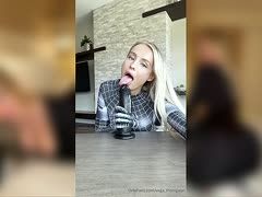 Blonde Camschlampe beim reiten eines Dildo