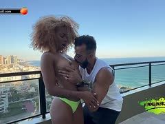 Luder mit Lockenmähne fickt auf der Terrasse