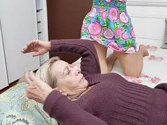 Rothaariger Teenager beim knutschen mit der lesbischen Oma